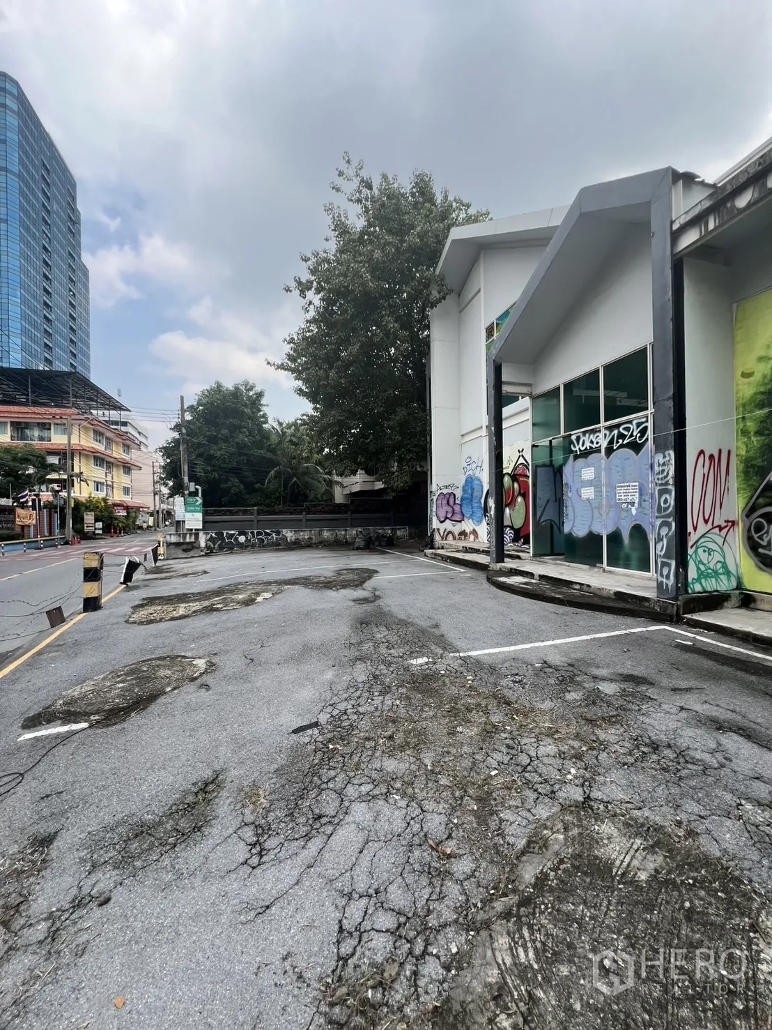 พื้นที่ขายปลีก ให้เช่าในWatthana, Bangkok - ลานจอดรถกว้างหน้าตึกมีเส้นตีช่อง