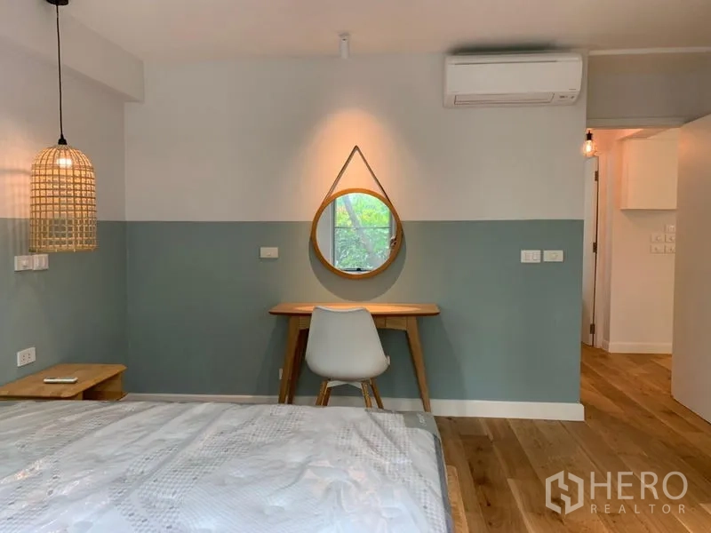 คอนโด ขายในWatthana, Bangkok - มุมทำงานในห้องนอนพร้อมโต๊ะ กระจกกลม และแอร์