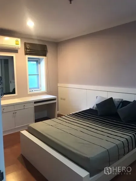 คอนโด ให้เช่าหรือขายในWatthana, Bangkok - ห้องนอนหลักพร้อมเตียงควีน โต๊ะทำงานบิลท์อิน หน้าต่าง และเครื่องปรับอากาศ