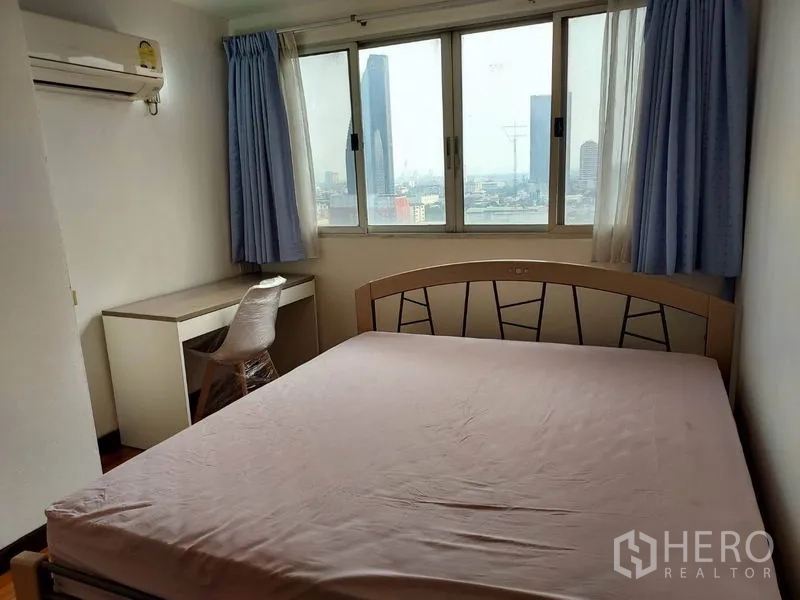 公寓 出租或出售在Khlong Toei, Bangkok - 明亮卧室，落地窗与书桌，远望城市景观