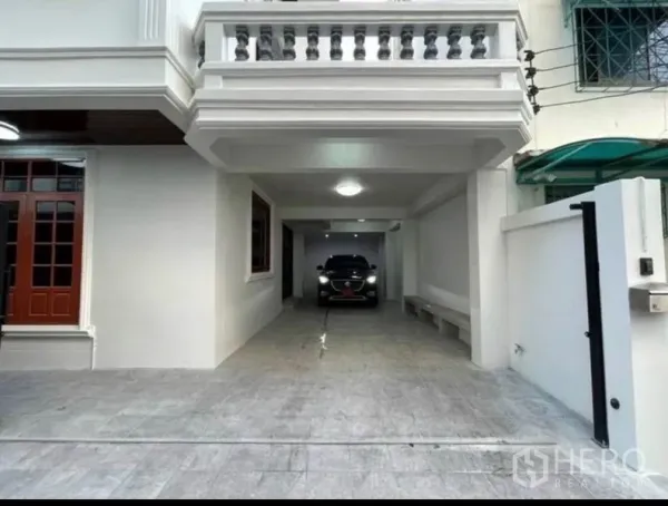 บ้าน ขายในKhlong San, Bangkok - ที่จอดรถในร่มใต้ระเบียง ทางรถเข้าปูกระเบื้อง พร้อมรั้วประตูปลอดภัย