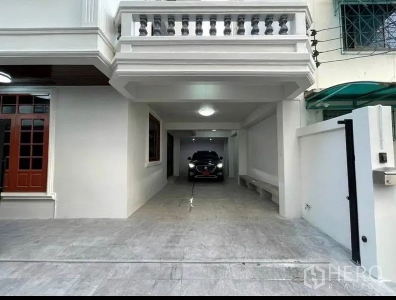 บ้าน ขายในKhlong San, Bangkok - ที่จอดรถในร่มใต้ระเบียง ทางรถเข้าปูกระเบื้อง พร้อมรั้วประตูปลอดภัย
