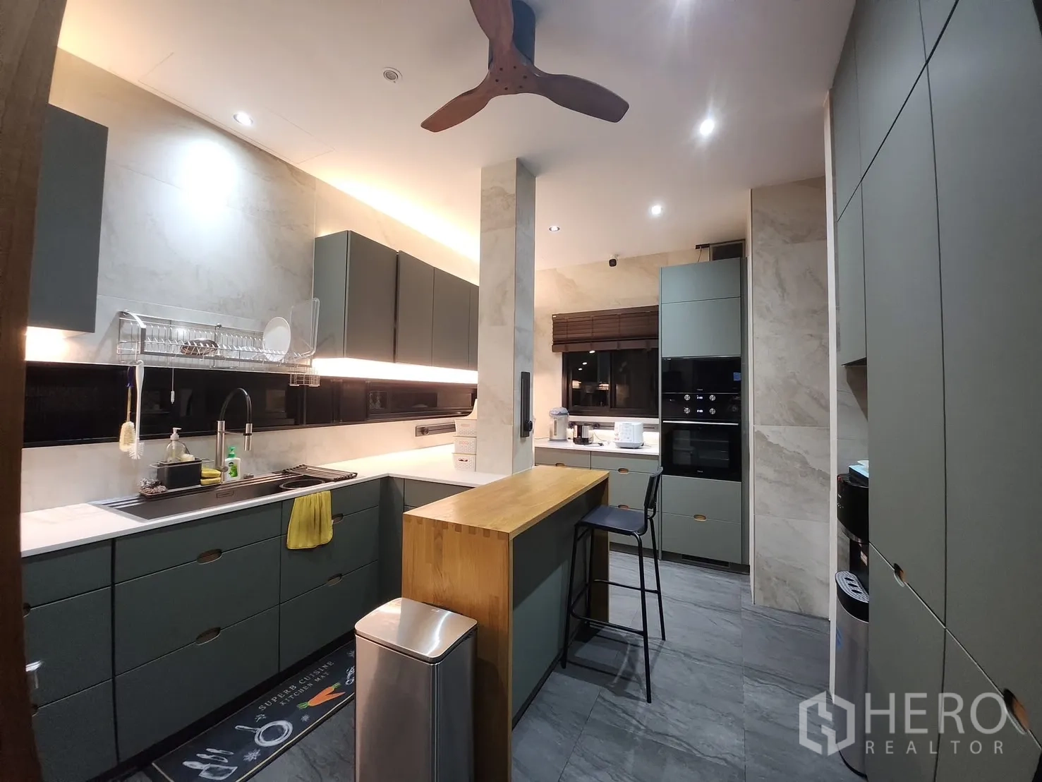 Detached House for rent in Bang Phli, Samut Prakan - Sleek kitchen from another angle showing ample cabinetry and stone-look tiles.