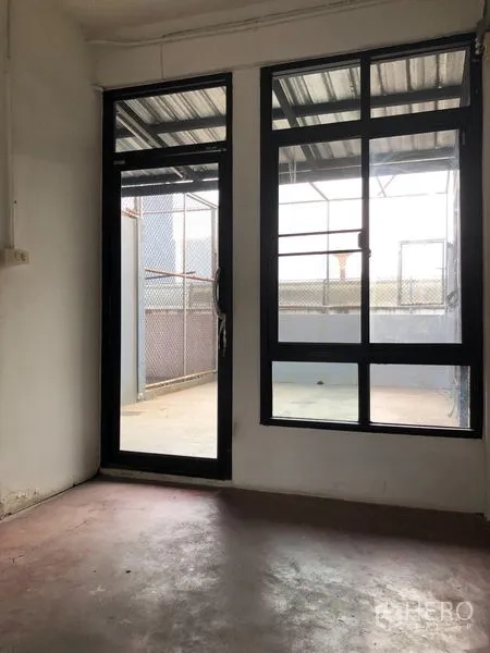 อาคารพาณิชย์ ให้เช่า - ห้องด้านในเปิดออกสู่ดาดฟ้าผ่านประตูกระจกกรอบดำ