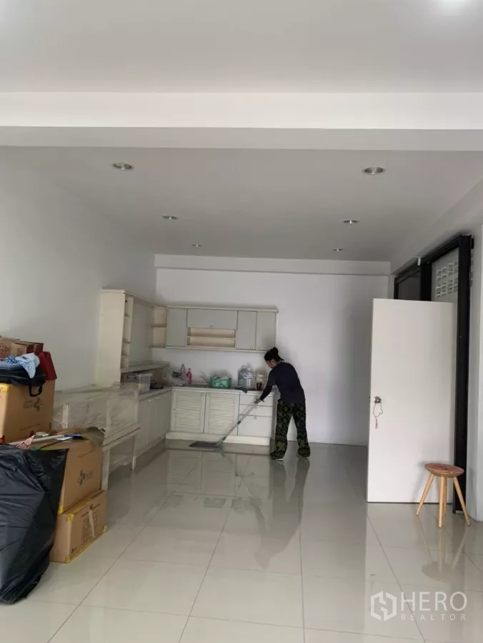 工厂 出租在Mueang Samut Prakan, Samut Prakan - 办公室茶水间，内置橱柜