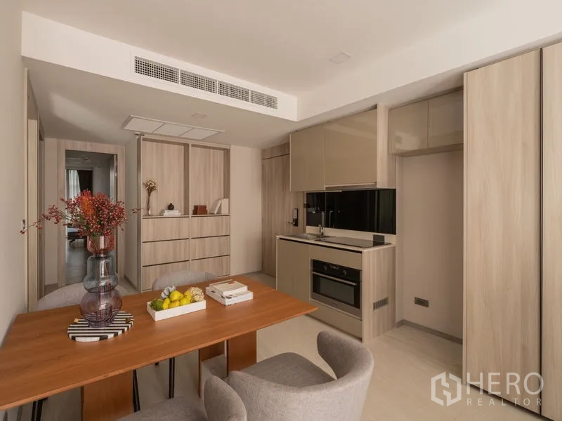 คอนโด ให้เช่าในWatthana, Bangkok - ครัวกะทัดรัด ตู้หน้ามันเงา ข้างชุดรับประทานอาหาร