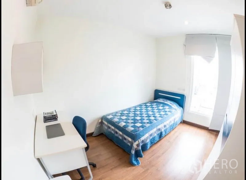 公寓 出租或出售在Phra Khanong, Bangkok - 次卧配单人床、书桌与采光充足的大窗。