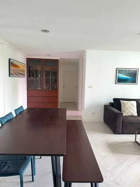 คอนโด ให้เช่าในKhlong Toei, Bangkok - มุมทานอาหารเชื่อมต่อห้องนั่งเล่นและระเบียงที่มีแผงกระถางต้นไม้