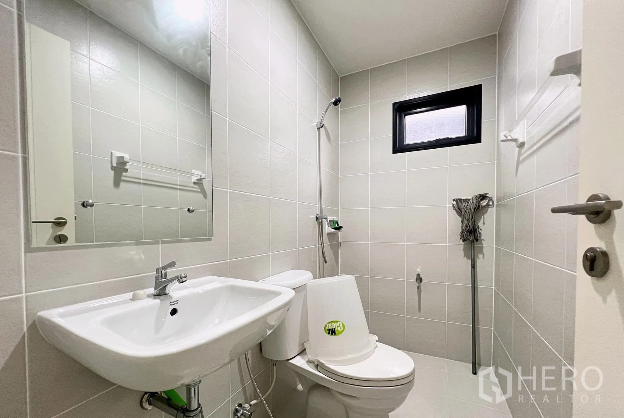 บ้าน ให้เช่าหรือขายในLam Luk Ka, Pathum Thani - ห้องน้ำสะอาด พร้อมฝักบัว โถสุขภัณฑ์ และกระจกบานใหญ่