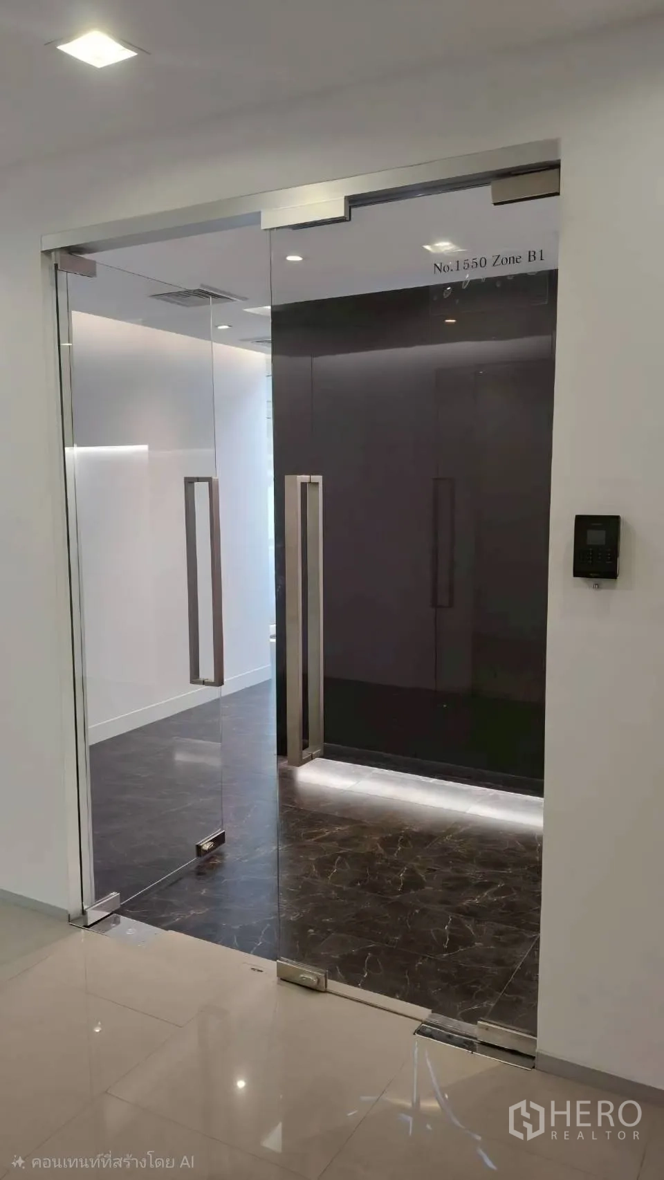 ออฟฟิศ for rent in Ratchathewi, Bangkok - ประตูกระจกบานคู่พร้อมแป้นกดเข้าออกและพื้นเงางาม.