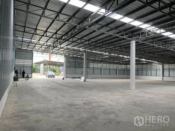 คลังสินค้า ให้เช่าในMueang Pathum Thani, Pathum Thani - ภายในโกดังโปร่ง พื้นที่เคลียร์สแปน หลังคาโครงเหล็กสูง มีสกายไลท์และพื้นคอนกรีตเรียบ