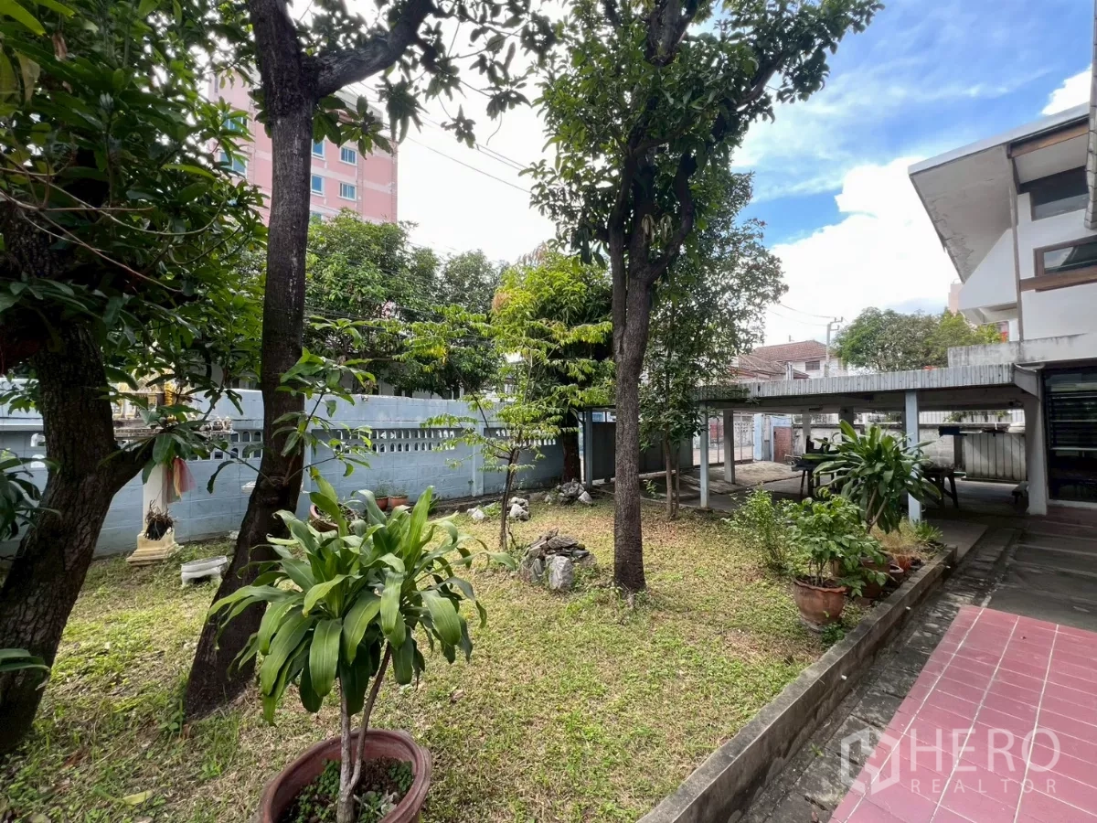 บ้าน ขายในKhlong Toei, Bangkok - สวนสนามหญ้าพร้อมต้นไม้ใหญ่ ภายในรั้วบ้าน