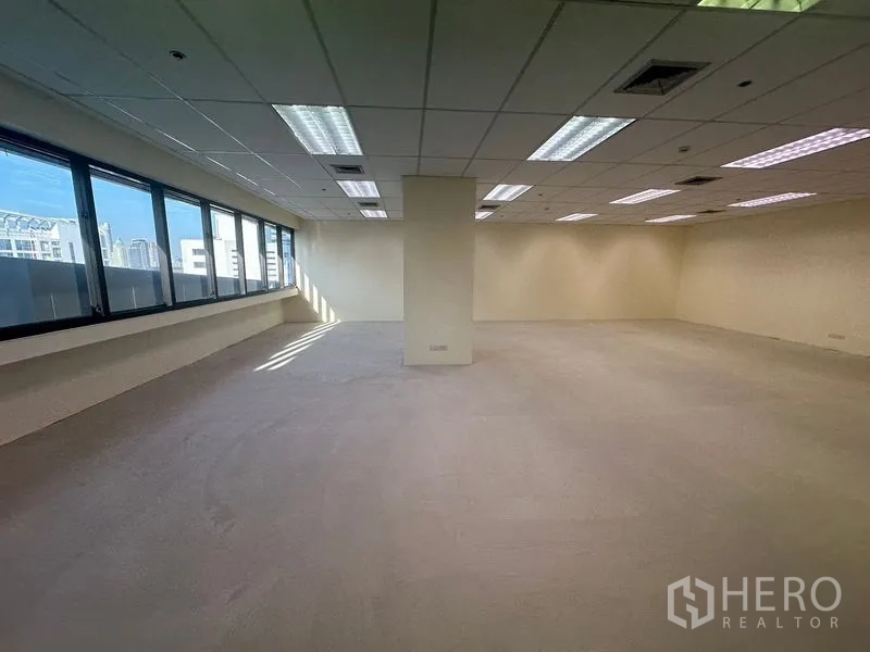 สำนักงาน ให้เช่าในBang Na, Bangkok - มุมสำนักงานสว่าง มีเสากลางและหน้าต่างพาโนรามามองเห็นกรุงเทพฯ.