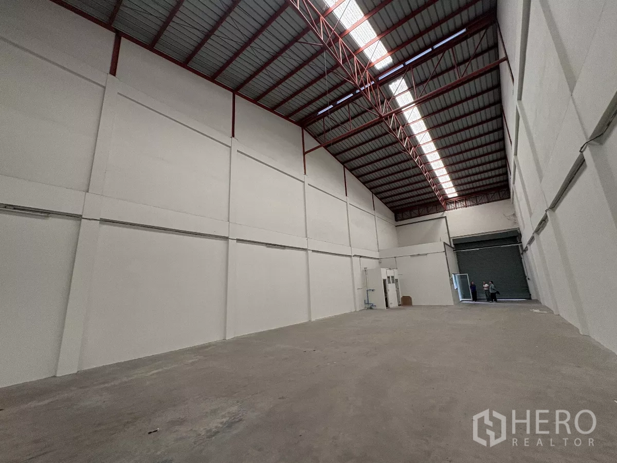 โรงงาน ให้เช่าในPhra Samut Chedi, Samut Prakan - ฮอลล์ผลิตโล่งไร้เสา เพดานสูง มีสกายไลท์ และพื้นคอนกรีต