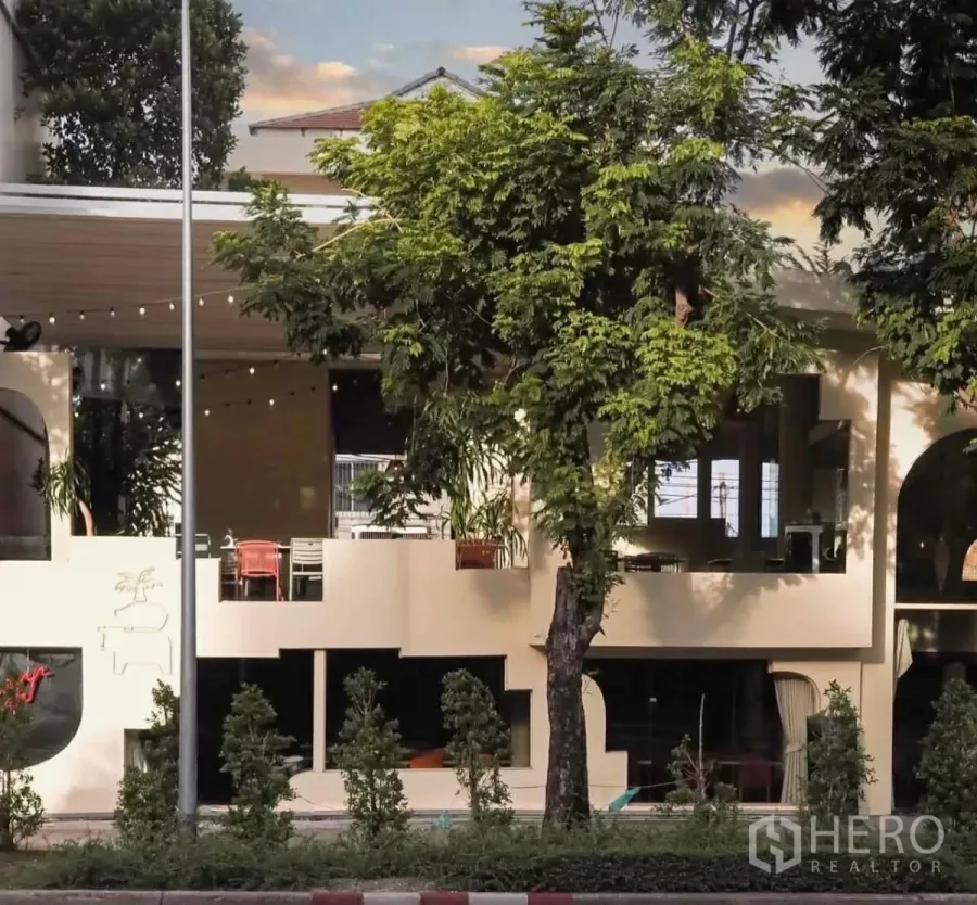 พื้นที่ขายปลีก ให้เช่าในSathon, Bangkok - อาคารร้านอาหารสองชั้นสไตล์โมเดิร์น หน้าต่างโค้ง รายล้อมด้วยต้นไม้ริมถนนใหญ่