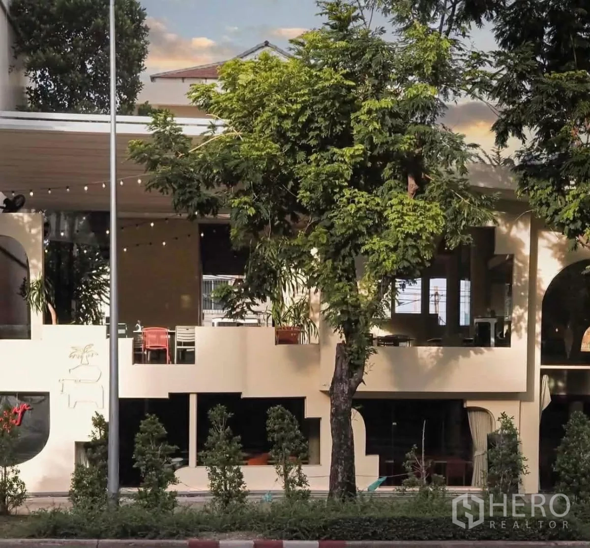 พื้นที่ขายปลีก ให้เช่าในSathon, Bangkok - อาคารร้านอาหารสองชั้นสไตล์โมเดิร์น หน้าต่างโค้ง รายล้อมด้วยต้นไม้ริมถนนใหญ่