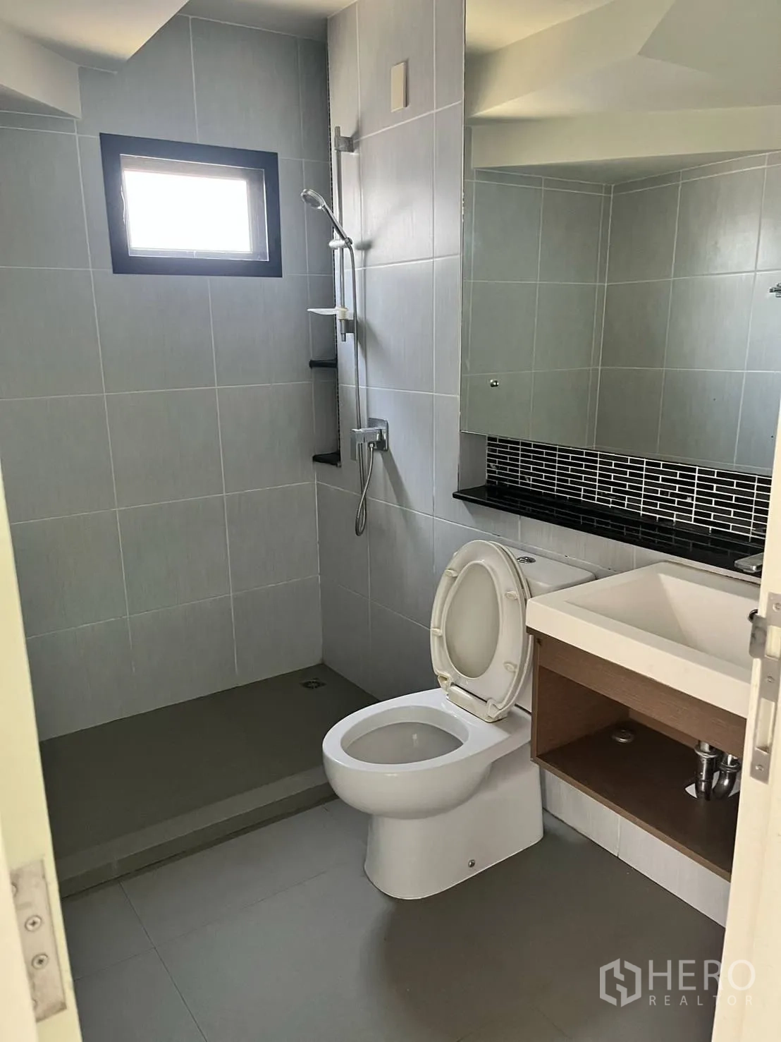 บ้าน ให้เช่าหรือขายในLam Luk Ka, Pathum Thani - ห้องน้ำกรุกระเบื้องสีเทา มีโซนอาบน้ำและกระจกบานยาว