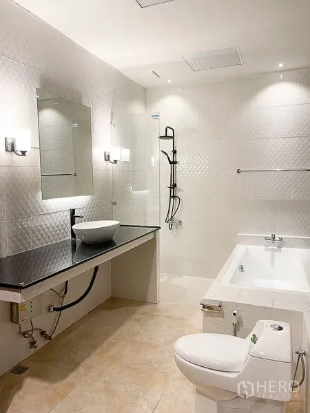 Townhouse for rent in Yan Nawa, Bangkok - Bright bathroom featuring a soaking tub, rain shower, vessel sink and wall lights.