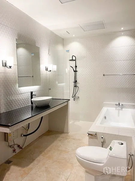 Townhouse for rent in Yan Nawa, Bangkok - Bright bathroom featuring a soaking tub, rain shower, vessel sink and wall lights.