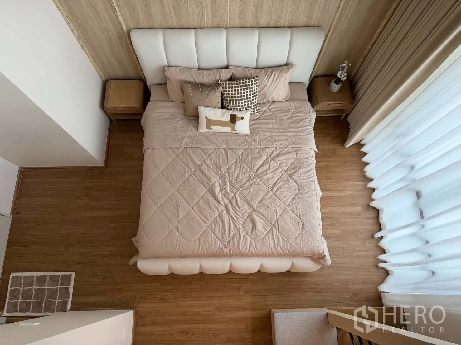 联排别墅 for rent in Bang Phli, Samut Prakan - 俯视双人床画面，配床头柜与大窗帘。