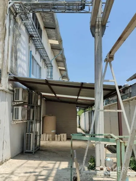 工厂 出售在Sai Noi, Nonthaburi - 带顶服务通道，外机与管线沿墙布置。