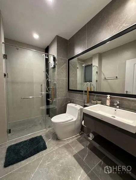บ้าน ให้เช่าในLat Krabang, Bangkok - ห้องน้ำร่วมสมัย ฝักบัวกระจก กระจกบานใหญ่ และกระเบื้องสีเทา