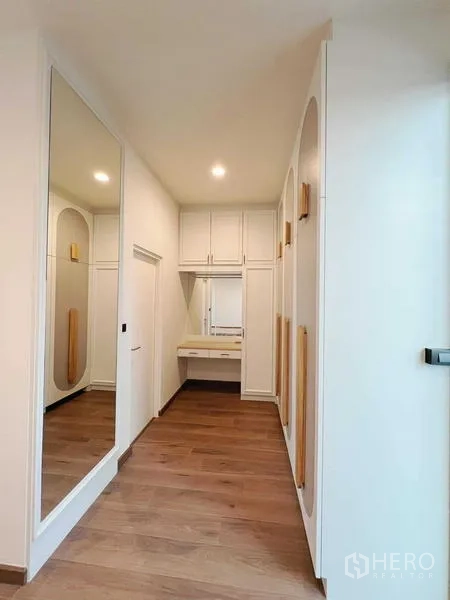 บ้าน ขายในBangkok Noi, Bangkok - โถงแต่งตัวแบบวอล์คทรู มีกระจกเต็มตัวและตู้เก็บของ