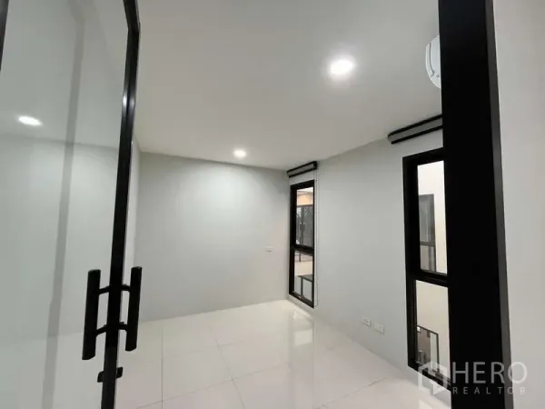 สำนักงาน ให้เช่าในPrawet, Bangkok - ห้องทำงานส่วนตัวขนาดกะทัดรัด ประตูกระจก หน้าต่าง และไฟดาวน์ไลท์