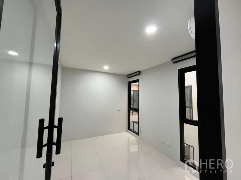 สำนักงาน ให้เช่าในPrawet, Bangkok - ห้องทำงานส่วนตัวขนาดกะทัดรัด ประตูกระจก หน้าต่าง และไฟดาวน์ไลท์