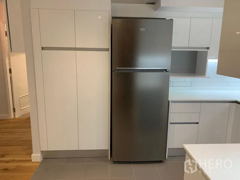 คอนโด ขายในWatthana, Bangkok - ตู้เย็นสแตนเลสสูงข้างตู้ครัวสีขาวเรียบ