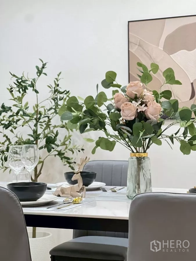 บ้าน ให้เช่าในHuai Khwang, Bangkok - โต๊ะอาหารจัดเซตพร้อมแจกันดอกไม้สวยงามสำหรับสี่ที่นั่ง