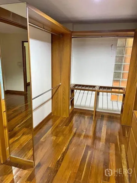 ทาวน์เฮาส์ ขายในPhra Khanong, Bangkok - วอล์กอินคลอเซ็ต บิวท์อินตู้เสื้อผ้าไม้ กระจกเต็มตัว และพื้นไม้จริง