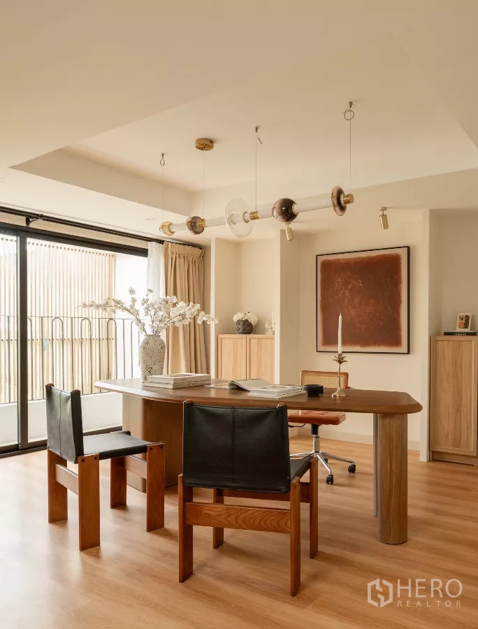 带办公室的家 出售在Phra Khanong, Bangkok - 行政办公室，弧形木桌、设计感吊灯与阳台门。