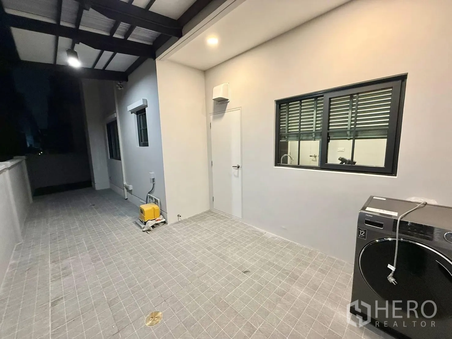 Property Image #14 for property HRE00374