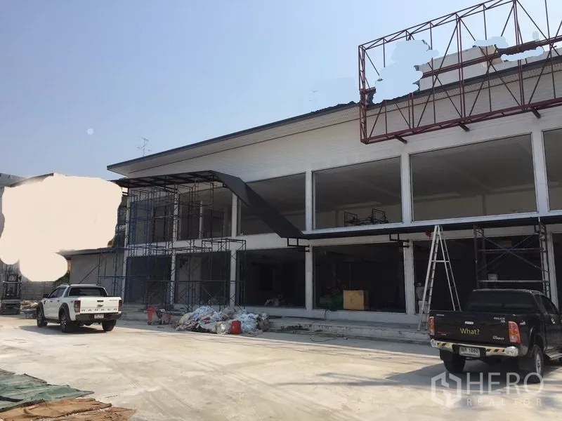 Warehouse for rent in Bang Kapi, Bangkok - Side view highlighting the external loading ramp, open-plan bays and work scaffolding at the warehouse.
