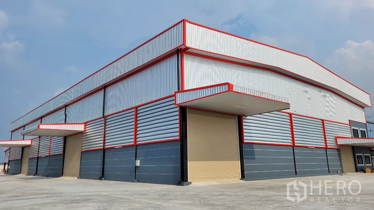 โรงงาน ให้เช่าหรือขายในPhanat Nikhom, Chon Buri - ด้านหน้าโกดังพร้อมประตูม้วนหลายช่องและหลังคากันฝน