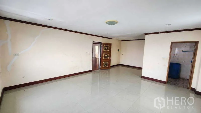 Factory for rent in Pak Kret, Nonthaburi - Expansive multipurpose room with wood-look flooring and center columns