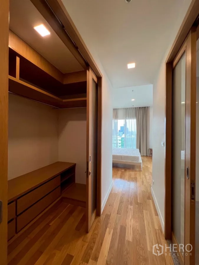 公寓 出租在Khlong Toei, Bangkok - 步入式衣帽间，内置抽屉与层架，通往卧室。