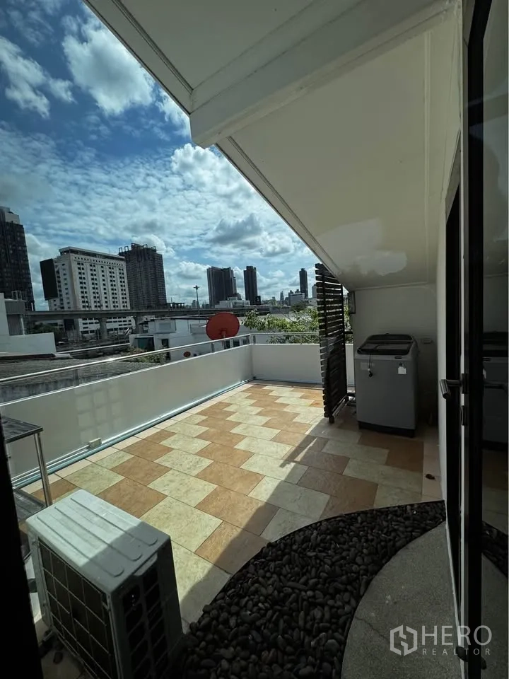 ทาวน์เฮาส์ for rent in Huai Khwang, Bangkok - ดาดฟ้าปูพื้นกระเบื้องพร้อมวิวสกายไลน์เมือง.