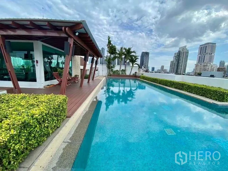 คอนโด ให้เช่าในWatthana, Bangkok - สระว่ายน้ำดาดฟ้าพร้อมขอบสวนและพื้นที่อาบแดด มุมมองสกายไลน์