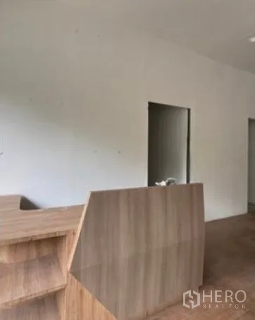 พื้นที่ขายปลีก ให้เช่าในPrawet, Bangkok - เคาน์เตอร์ต้อนรับลายไม้และชั้นวางของภายในพื้นที่ค้าปลีก