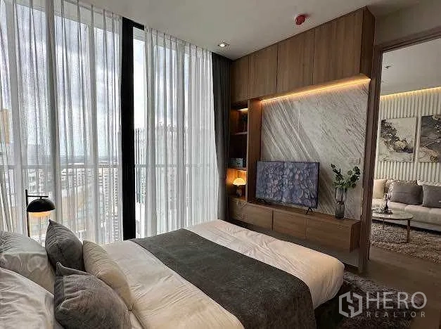 公寓 出售在Khlong Toei, Bangkok - 卧室配电视柜、木质点缀，可望优雅客厅。