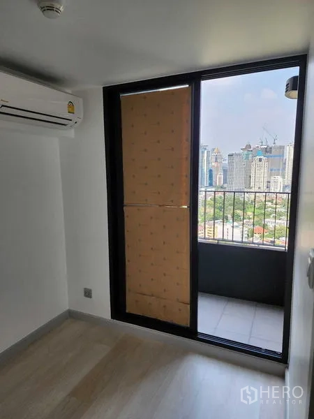 คอนโด ขายในSathon, Bangkok - ห้องนอนมีประตูเลื่อนออกระเบียง เห็นวิวสกายไลน์ พร้อมแอร์