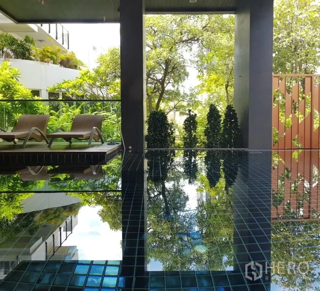 คอนโด ให้เช่าหรือขายในWatthana, Bangkok - สระว่ายน้ำคอนโดกระเบื้องเงา พร้อมเตียงอาบแดด รายล้อมด้วยต้นไม้ร่มรื่น