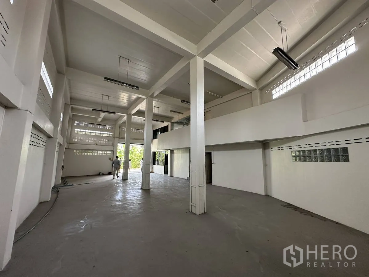 สำนักงานที่บ้าน ให้เช่าในTaling Chan, Bangkok - ฮอลล์โล่งสำหรับเก็บสินค้าหรือผลิตงาน มีเสาสูง ช่องลม และพื้นคอนกรีตขัดมัน