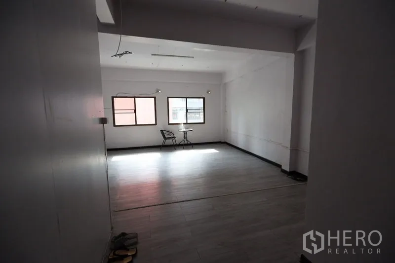 店屋 出租或出售在Watthana, Bangkok - 宽敞开放式房间，灰色地板，两扇窗与小桌椅