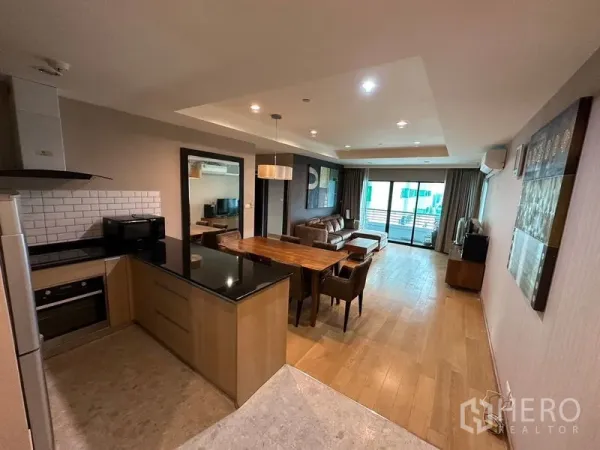公寓 出租在Sathon, Bangkok - 从厨房望向开放式客餐厅与阳台，木地板与筒灯