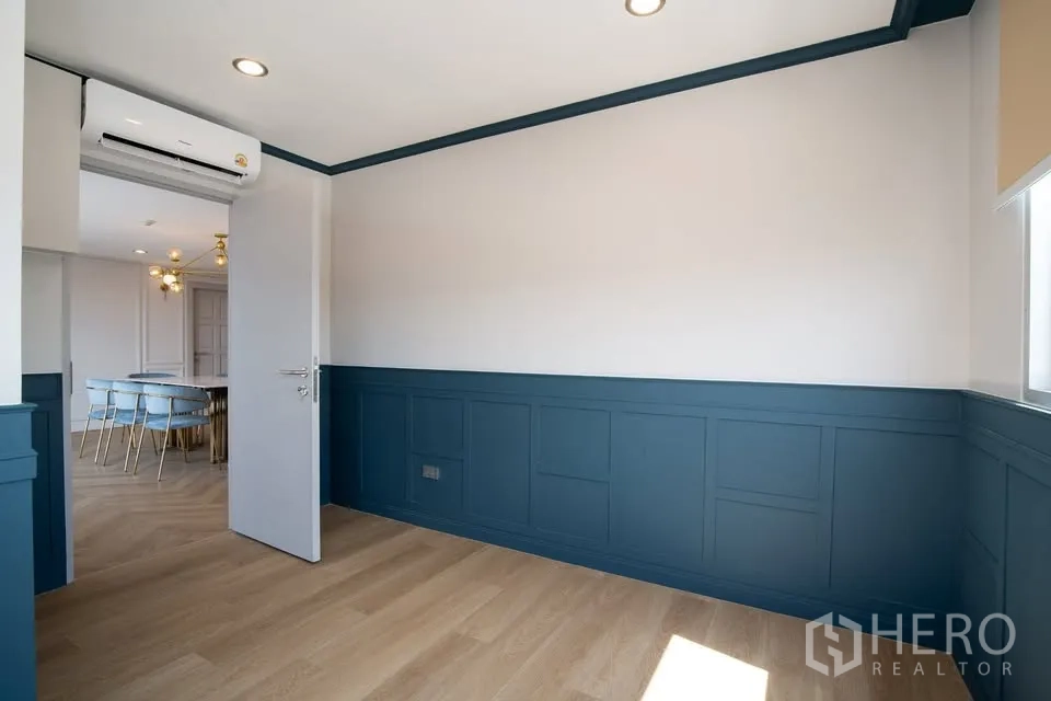 คอนโด ขายในBang Na, Bangkok - ห้องอเนกประสงค์กรุบัวสีน้ำเงิน พื้นไม้ ประตูเปิดสู่โซนทานอาหาร