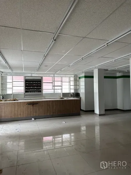 零售空间 出租在Khlong Toei, Bangkok - 一层零售大厅，超长木质服务台与宽大的窗户。