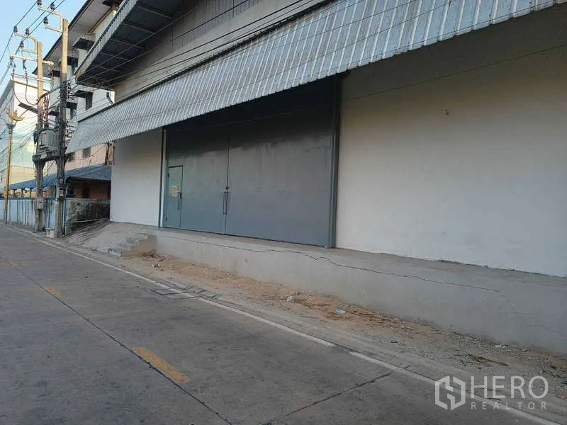 คลังสินค้า ให้เช่าในBang Phli, Samut Prakan - ด้านหน้าตึกโกดังแสดงกันสาดโลหะและชานโหลดสินค้า